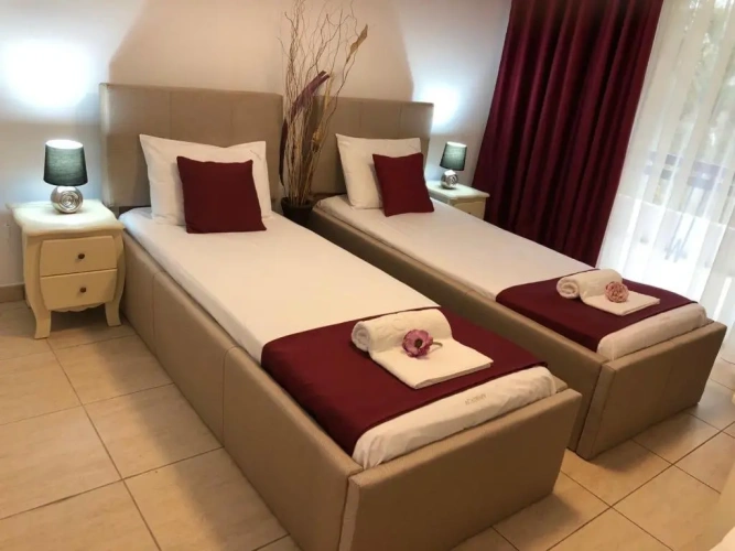 Standard Twin room with garden view