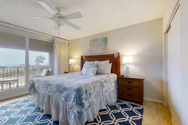 Beachfront Condo With Beach Access, Balcony, AC, Pool & Tennis