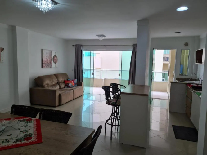 Amplo e aconchegante apartamento com 3 quartos a 50m da praia de Bombas