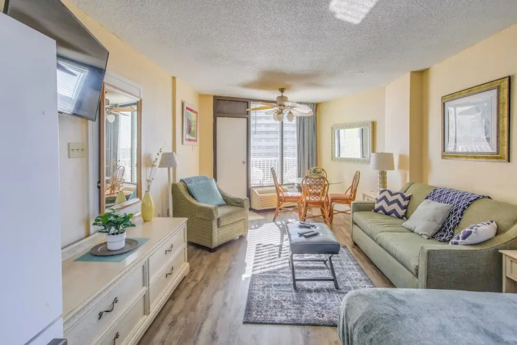 Beachfront Condo w/ Balcony & Pool in Myrtle Beach