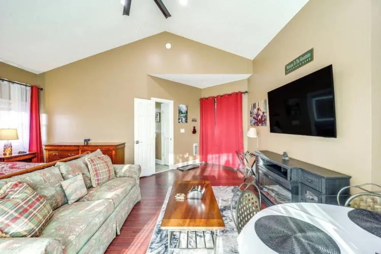 3 Mi Beech Mtn Resort: Cozy Studio w/ Deck & View!