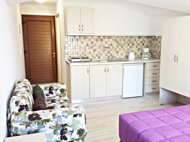 Studios & Apartments Efrosini