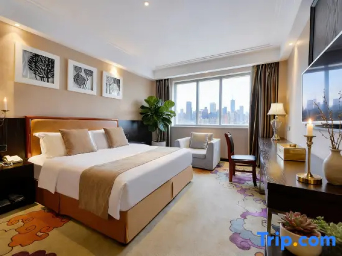 Deluxe Suite with street view
