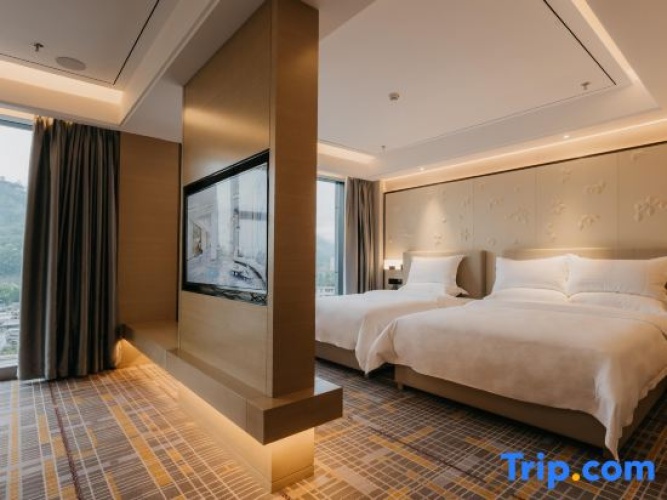 Executive Double Suite with mountain view