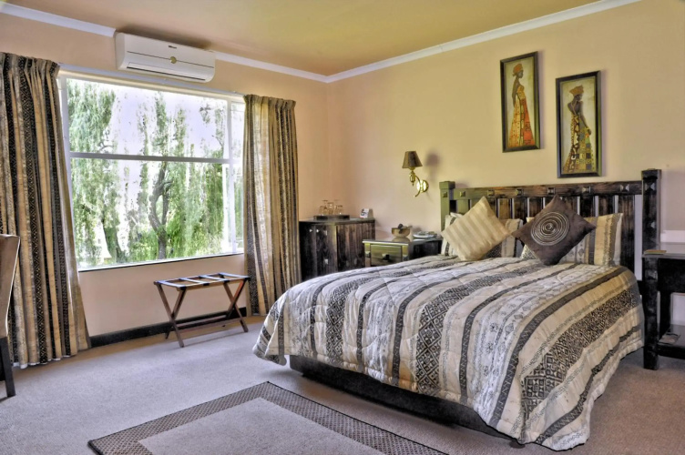 Ipe Tombe Guest Lodge