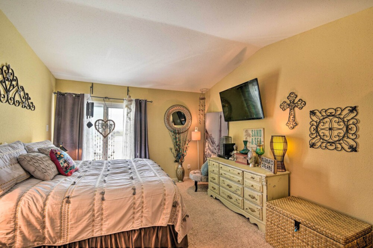 Refreshing Galveston Condo w/ 2 Balconies!