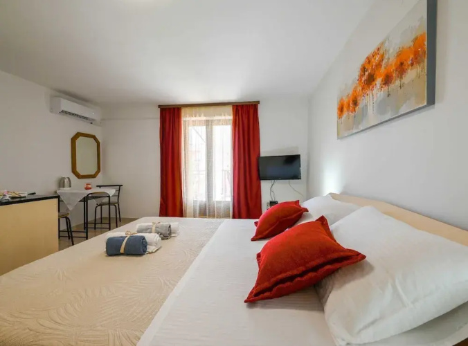 Calm and Stylish Rooms With Balcony