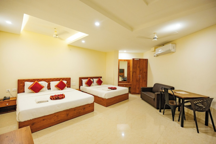 Hotel Rajdhani Inn & Suites