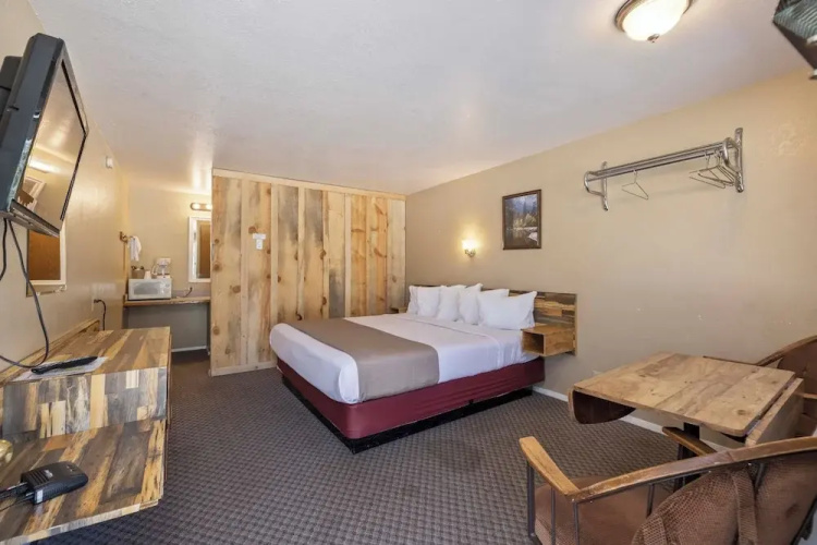 Birch Glen Hotel