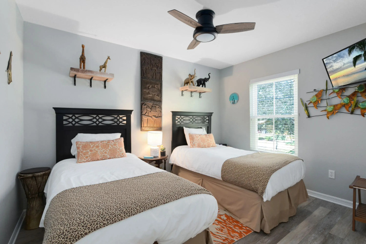 Newly upgraded modern 4BR/3BA private pool TH, Four Corners