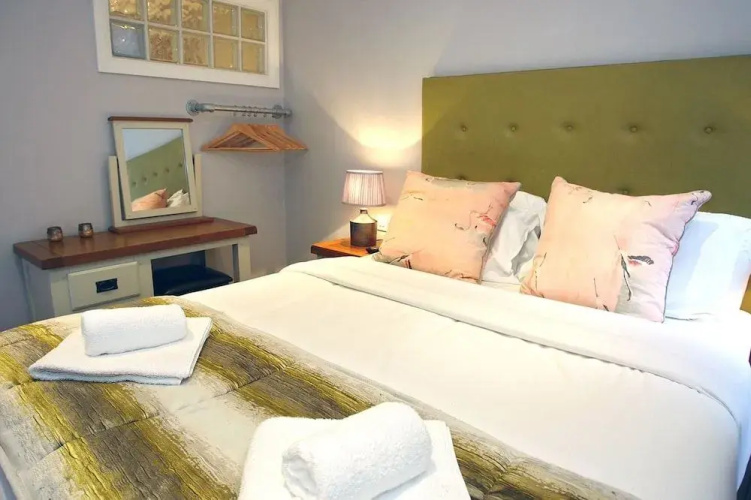 Eglantine Lodge