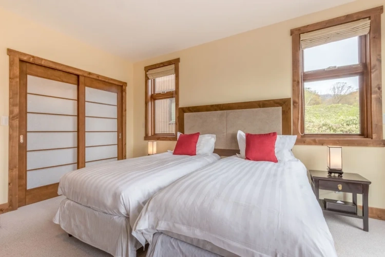 5 Bedrooms Cottage