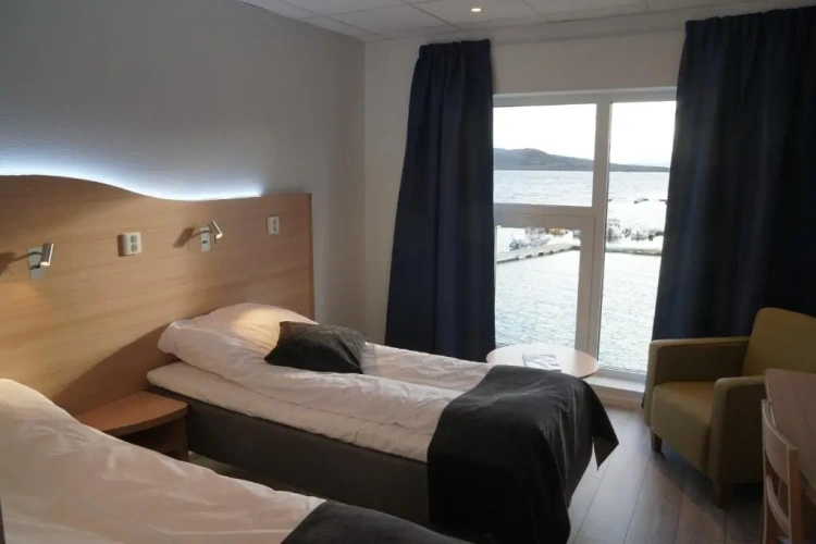 Standard Twin room with lake view
