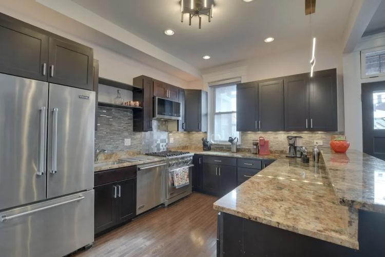 Spacious Condo w/ Deck ~ 3 Mi to Downtown Chicago!