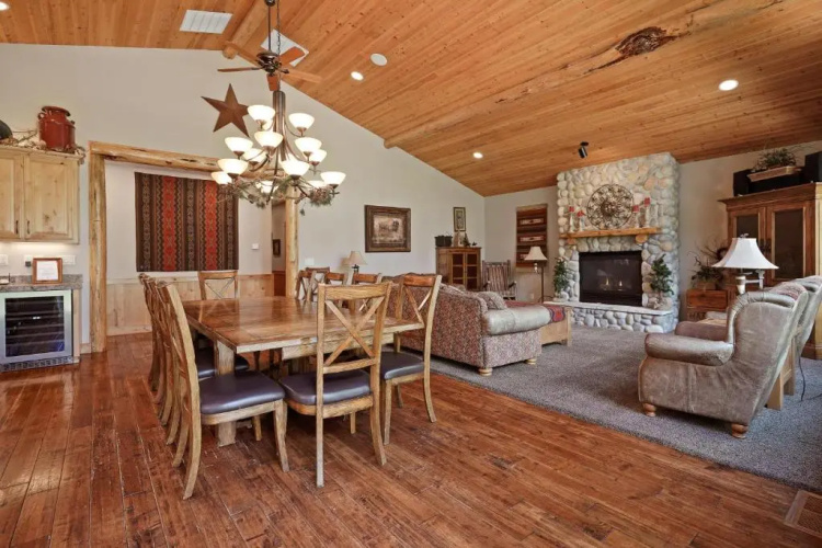 5 Vine Maple 6 Bedroom Home by Redawning