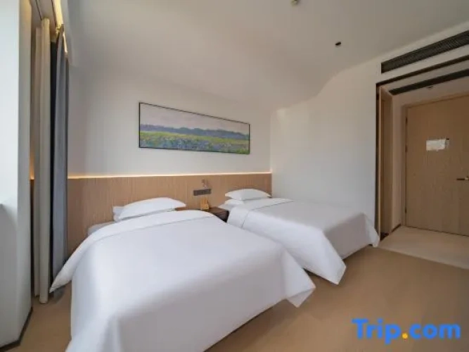 Standard Twin room with canal view