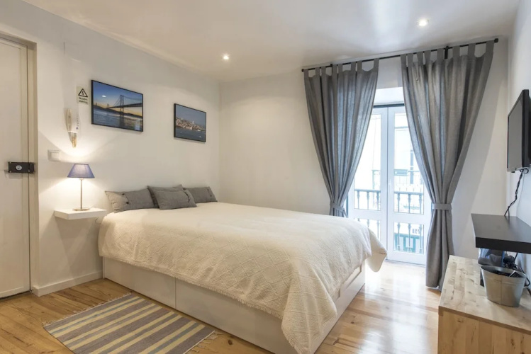 Lovely Flat Between Graça and Alfama by LCH