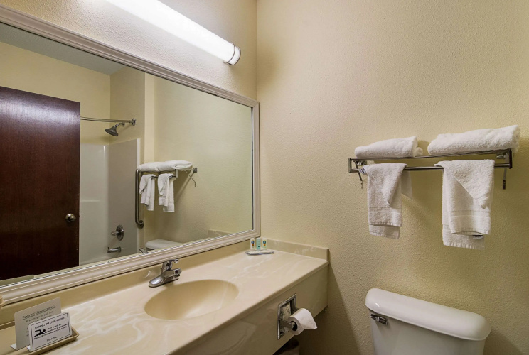 Quality Inn & Suites photo 10