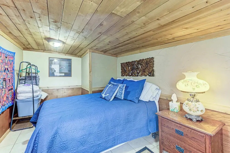 Charming Lakeview Cottage With Lake Access!