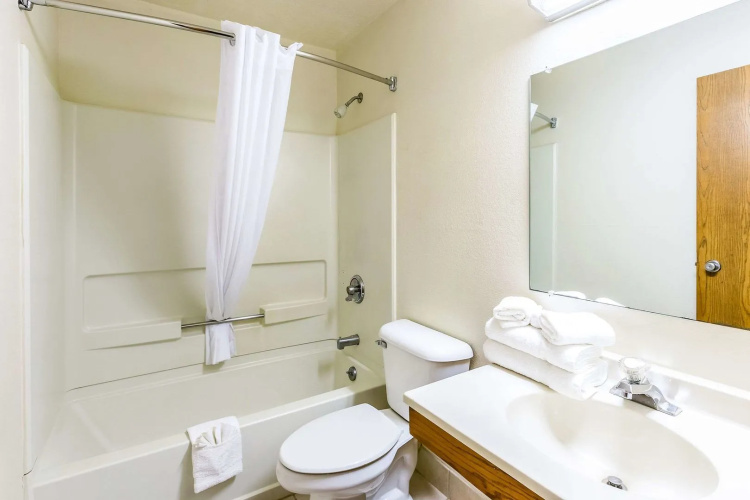 Econo Lodge Inn & Suites Auburn