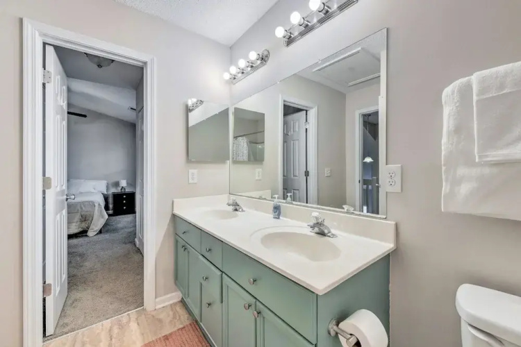 Chic Charlotte Townhome w/ Community Pool
