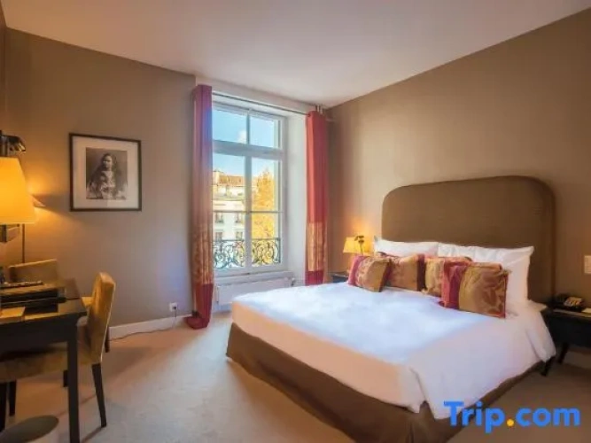 Standard room with city view