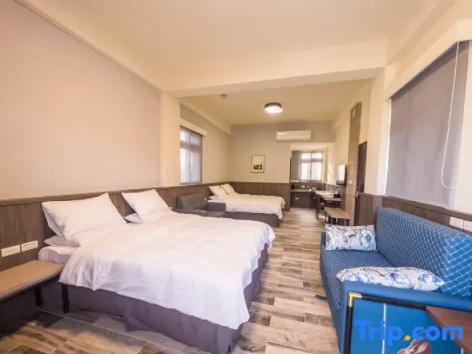 Standard Quadruple room with garden view