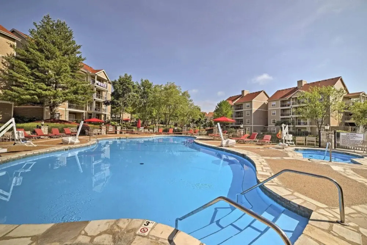 3 Mi to 76 Strip: Condo w/ Hot Tub Access!