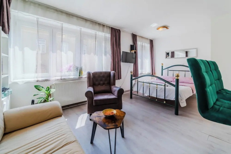 Charming Downtown Studio