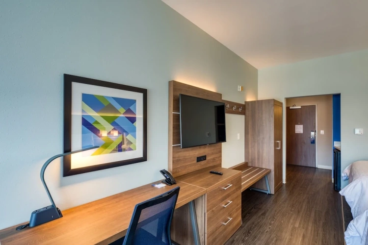 Standard Quadruple room with city view