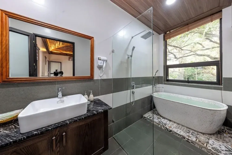 Deluxe Triple room with pool view