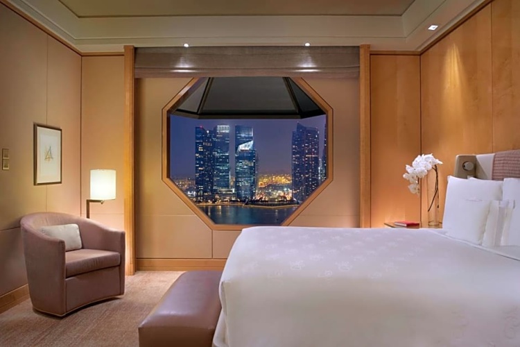 Deluxe Double Club Suite with Marina Bay view