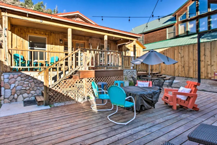 Red River Summer Cabin w/ Fire Pit & Mtn Views