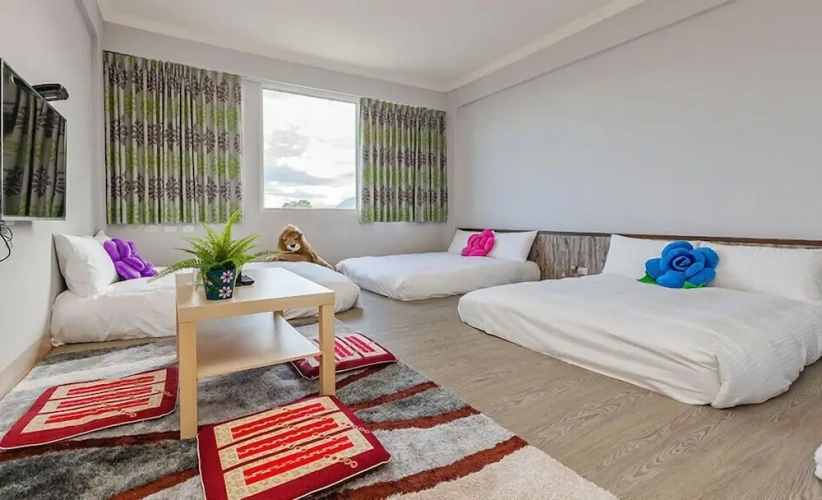Standard Sextuple Family room