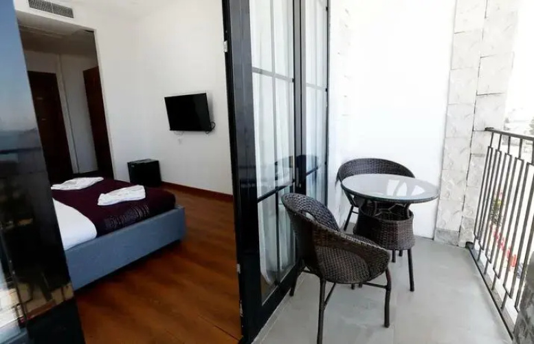 Lola House