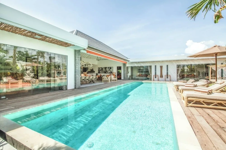 5 Bedrooms Villa