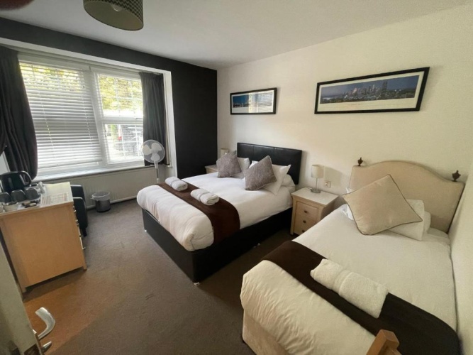 Standard Triple room