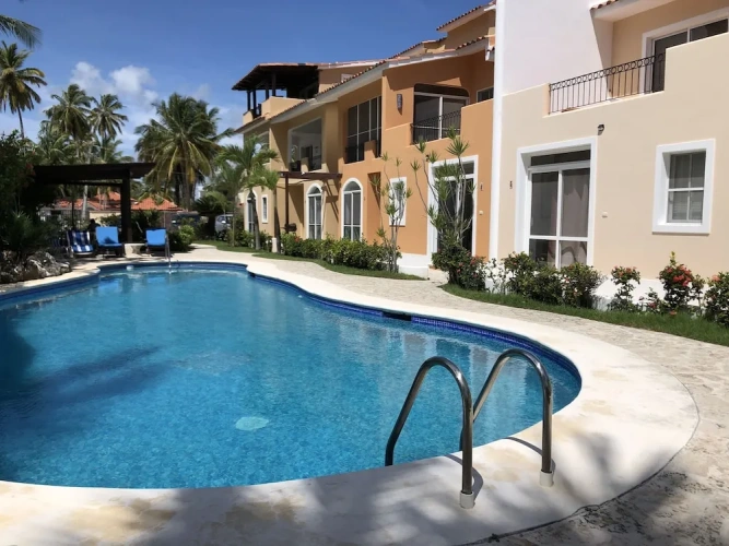 1 Bedroom Basement Apartment with pool view