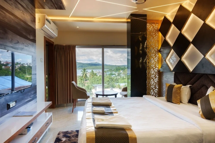 Deluxe Double room with partial ocean view
