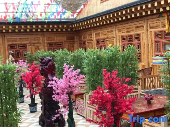 Xiahe Riyue Mountain Villa