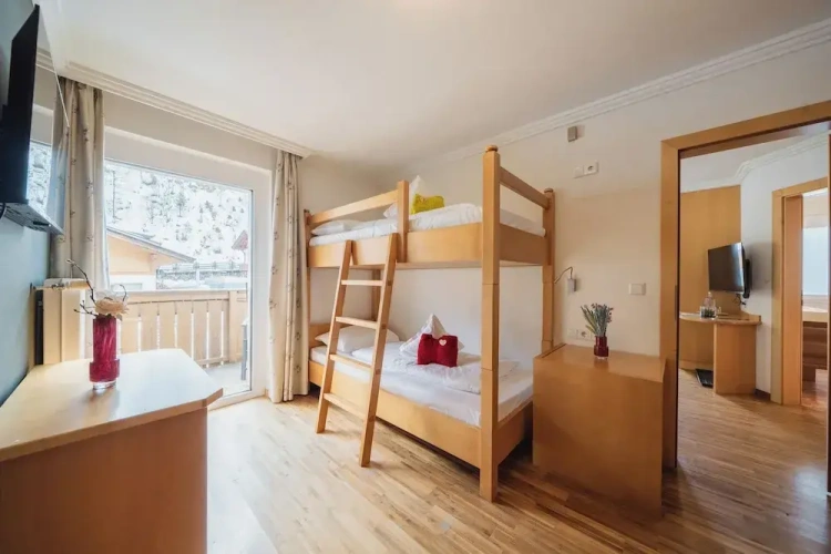 Classic Quadruple room with balcony