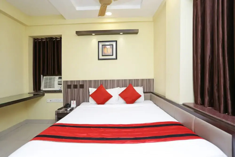 OYO 9818 Hotel Diamond Plaza