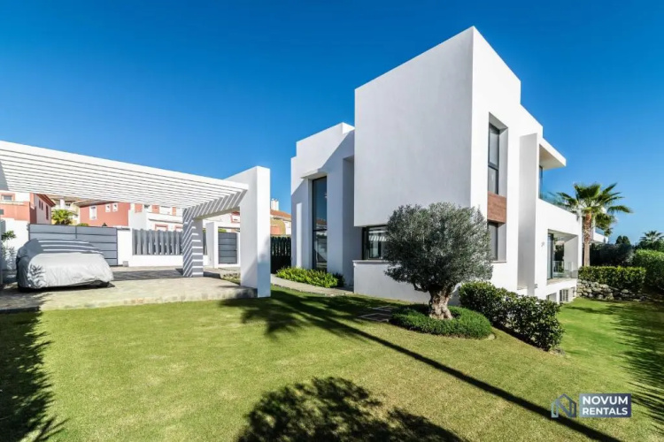 Extravagant 5-BDRM Villa - HEATED POOL & GYM