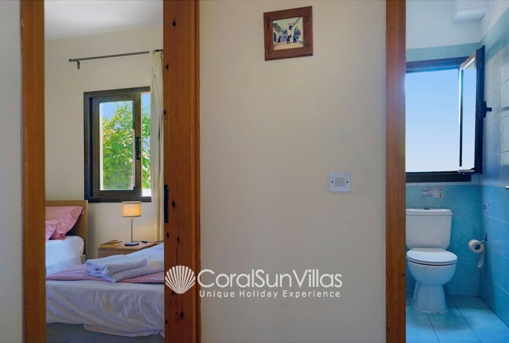 5 Bedrooms Villa