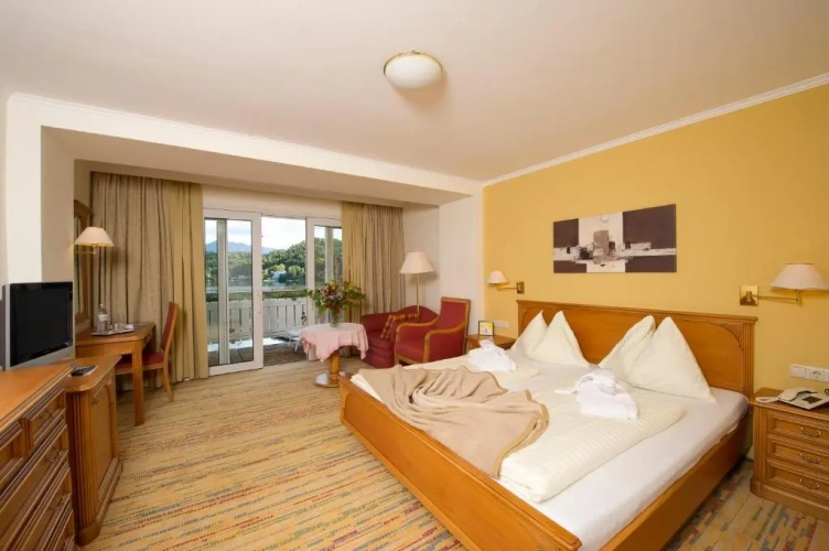 Standard Double room with lake view
