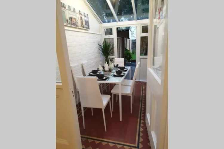 Beautiful spacious flat with garden
