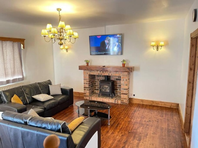 4 Bedrooms Cottage