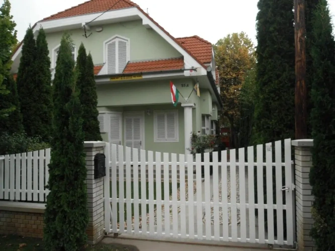 4 Bedrooms Cottage