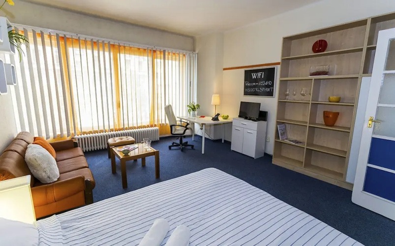 Urania Smack Apartment