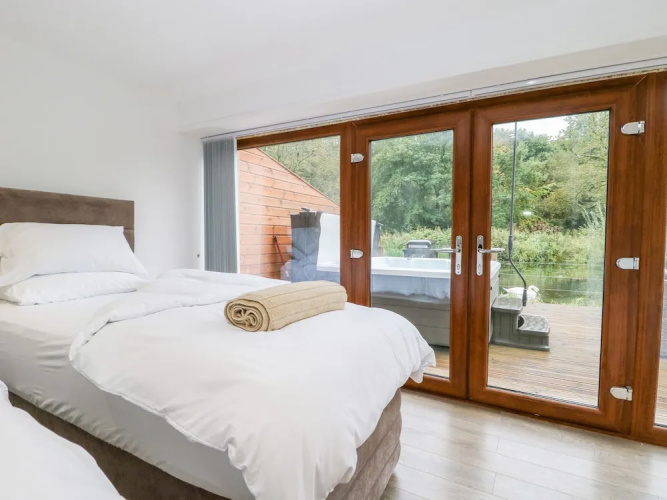 14 Waterside Lodges